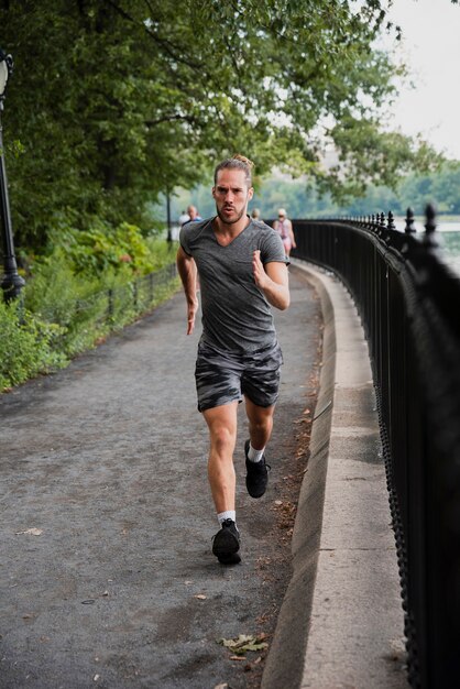 公園でのランナートレーニングの完全なショット