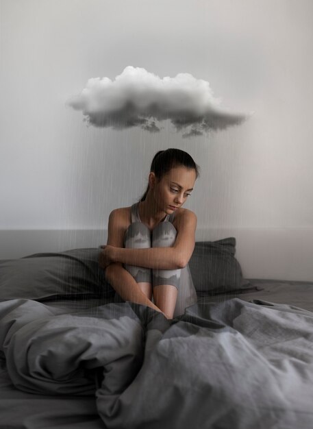 Полный снимок грустной женщины, сидящей в постели