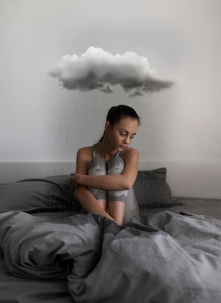 Бесплатное фото Полный снимок грустной женщины, сидящей в постели