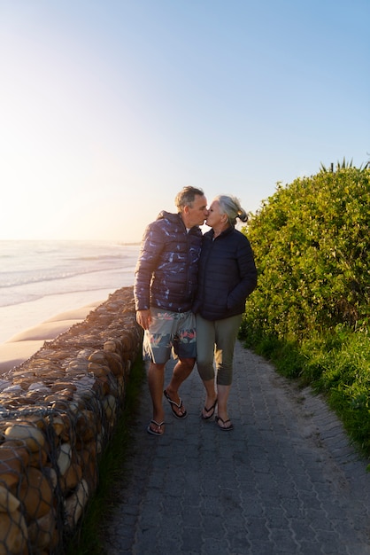 Бесплатное фото Пожилая пара целуется в полный рост