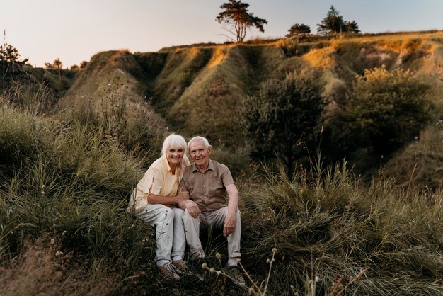 Foto gratuita coppia senior a tutto campo in natura