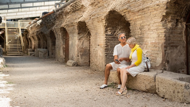 Full shot senior couple sitting