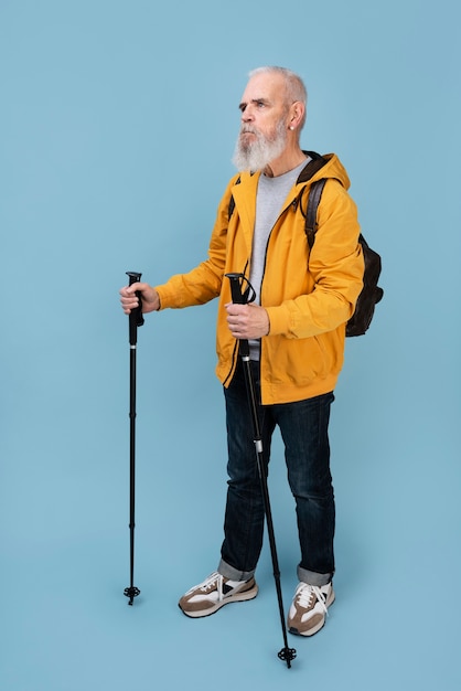 Foto gratuita uomo anziano a tutto campo pronto a viaggiare