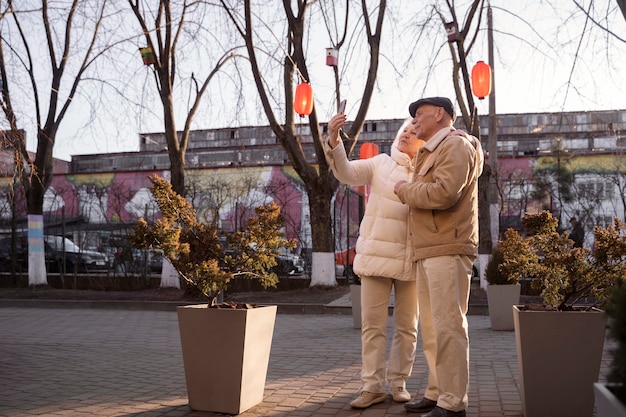 Free photo full shot senior people taking selfie