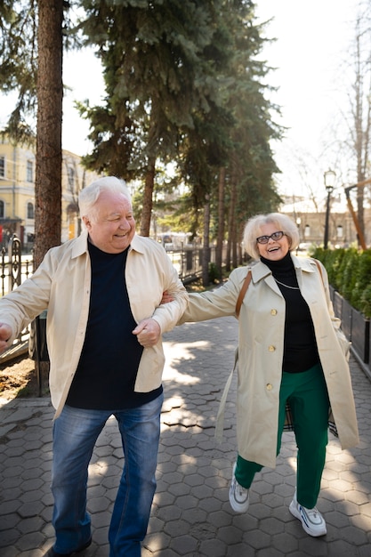 Полный снимок пожилых людей, идущих вместе