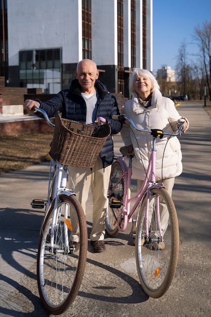 Free photo full shot senior people with bicycles