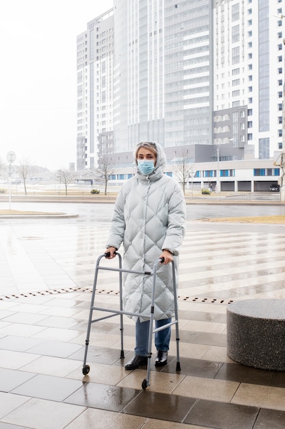 걷는 프레임 전체 샷 수석 여자