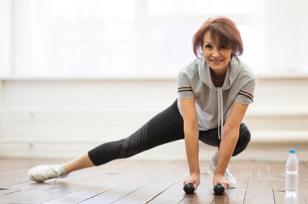 Full shot senior woman working out