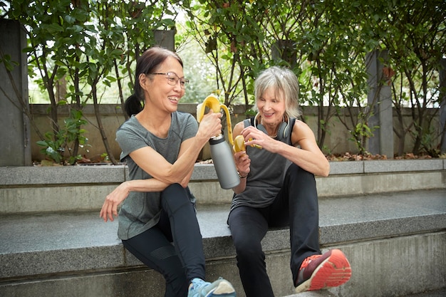 屋外でフルショットの年配の女性