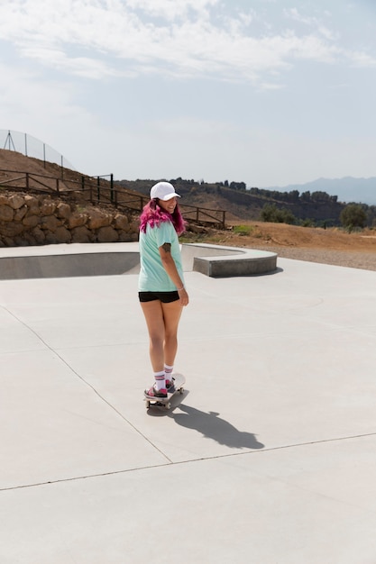 Free photo full shot skater wearing cap