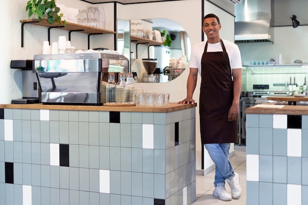 Barista sorridente a tutto campo