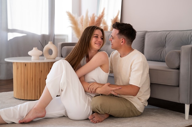 Full shot smiley couple on floor