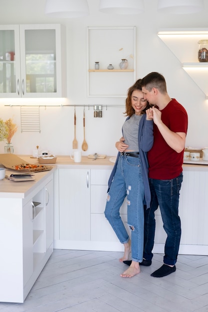 Full shot smiley couple in kitchen