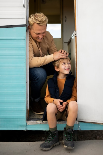 무료 사진 풀샷 웃는 아버지와 아이