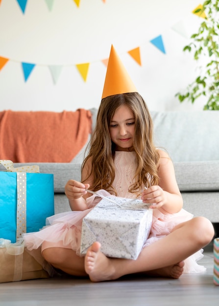 Regalo di apertura di una ragazza sorridente a tutto campo