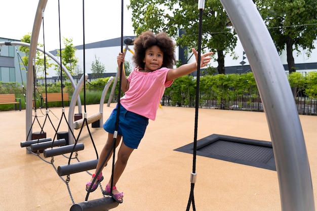 Foto gratuita ragazza sorridente a tutto campo nel parco