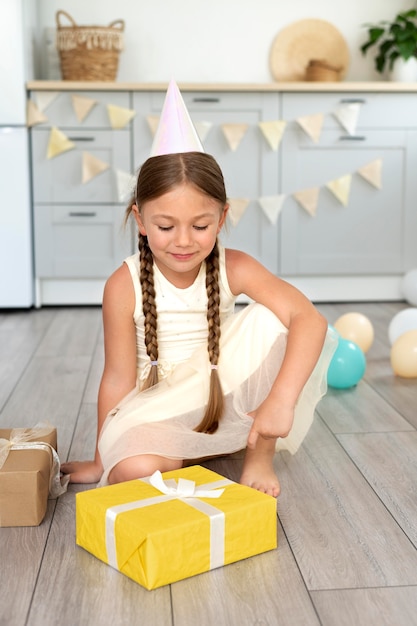 Free photo full shot smiley girl with present