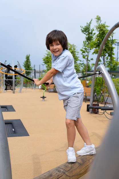 Foto gratuita ragazzo sorridente a tutto campo all'aperto