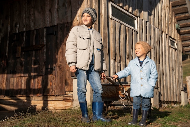 Free photo full shot smiley kids in nature