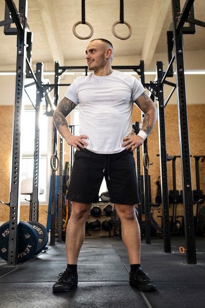 Full shot smiley man at gym