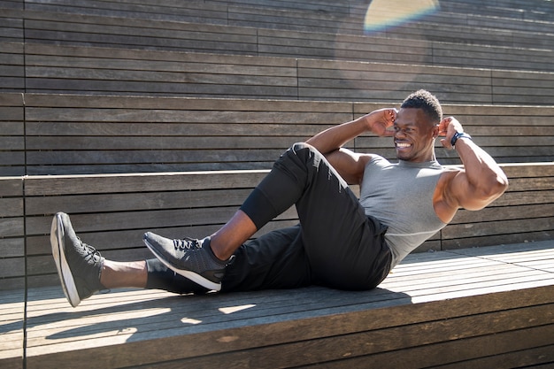 Foto gratuita allenamento uomo sorridente a tutto campo