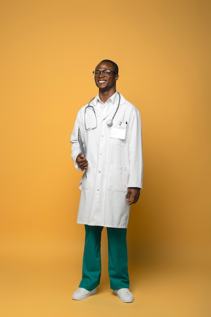 Free photo full shot smiley man wearing lab coat