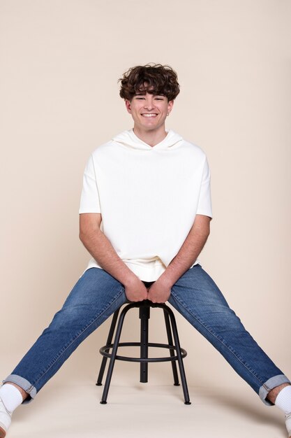 Full shot smiley man wearing white shirt