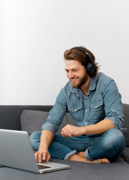 Free photo full shot smiley man with headphones