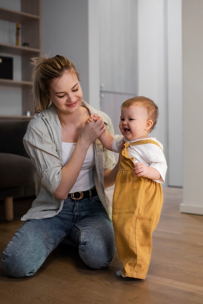 Foto gratuita madre e bambino sorridenti del colpo pieno a casa