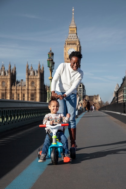 Foto gratuita madre sorridente del colpo pieno con la figlia