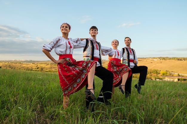 Free photo full shot smiley people dancing together