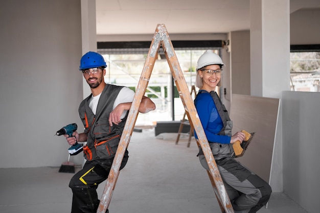 Free photo full shot smiley people sitting on ladder