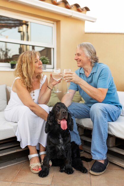 Free photo full shot smiley people with drinks