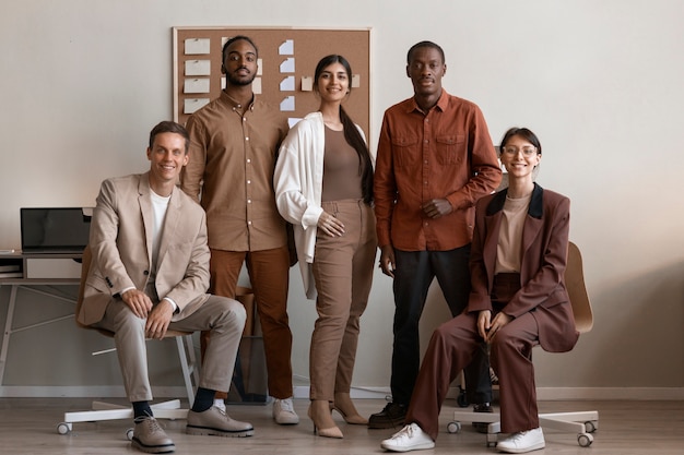 Foto gratuita persone sorridenti a tutto campo al lavoro