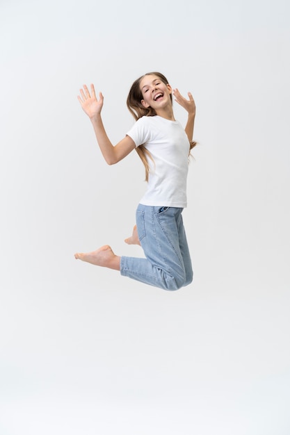 Free photo full shot smiley teen jumping