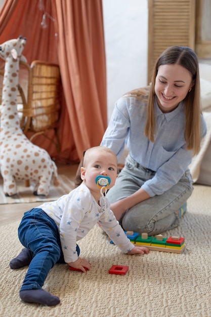 Donna sorridente del colpo pieno e bambino sveglio