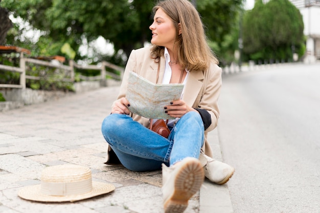 Free photo full shot smiley woman outdoors