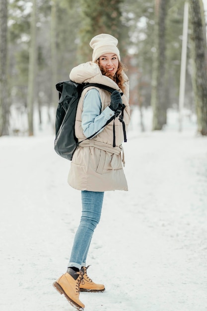 Free photo full shot smiley woman outdoors