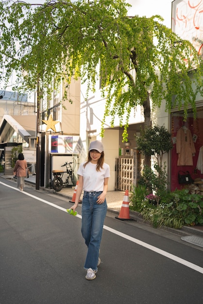 トラッカーハットをかぶったフルショットの笑顔の女性