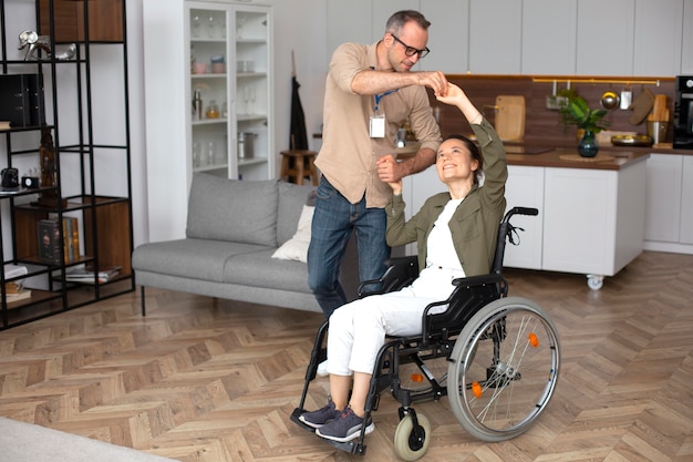 Foto gratuita donna sorridente a tutto campo in sedia a rotelle