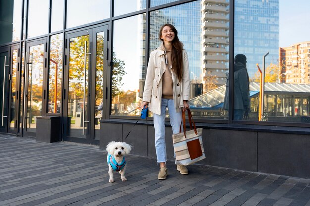 かわいい犬とフルショットのスマイリー女性