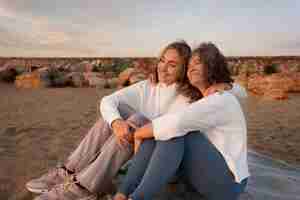 Free photo full shot smiley women on beach