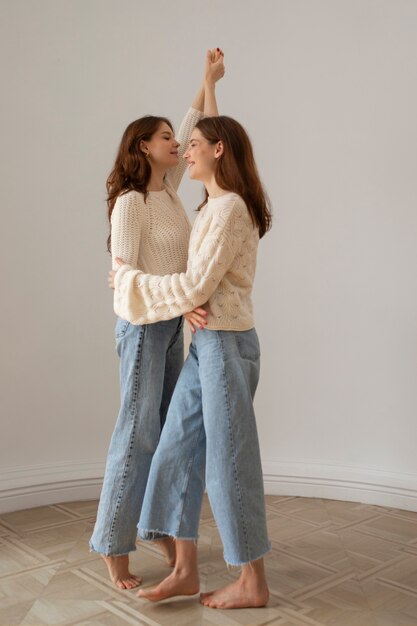 Donne sorridenti del colpo pieno che ballano in studio