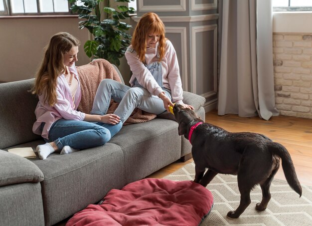 フルショットのスマイリー女性と犬