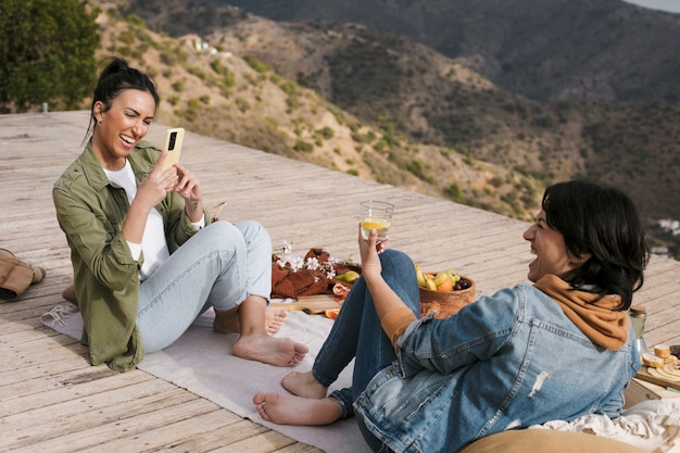 Free photo full shot smiley women with delicious food