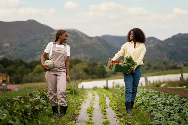 Free photo full shot smiley women with harvest