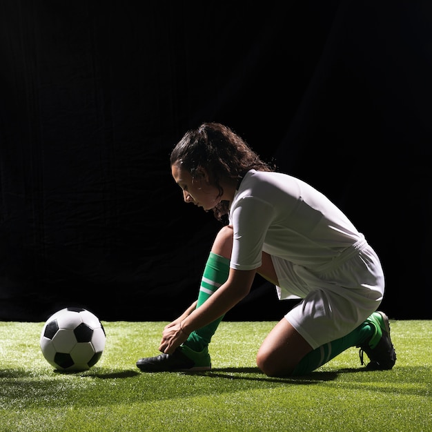 Foto gratuita donna sportiva della foto a figura intera pronta a giocare