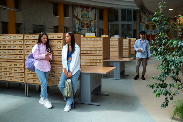 Foto gratuita studenti a pieno titolo che si preparano per l'esame