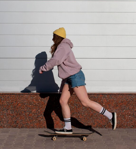 야외에서 스케이트 전체 샷 십 대 소녀