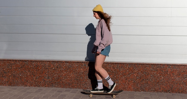 외부 스케이트 전체 샷 십 대 소녀